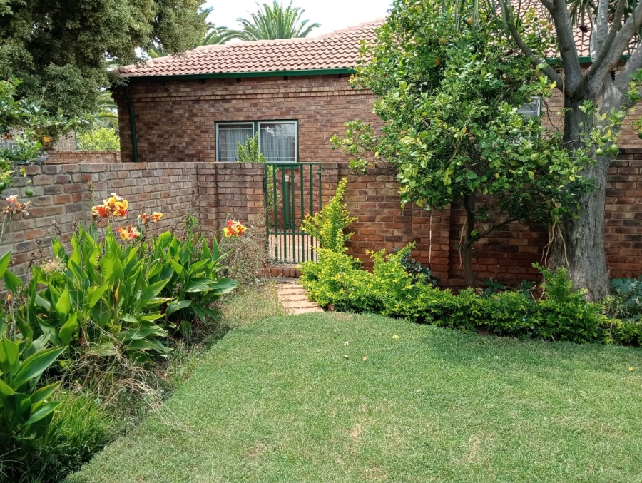 2 Bedroom Property for Sale in Die Hoewes Gauteng