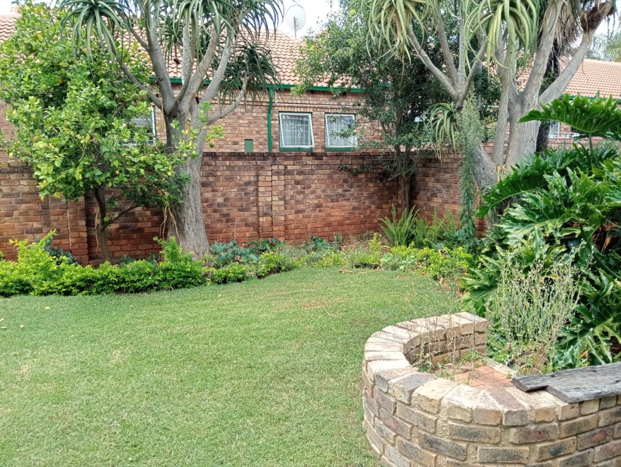 2 Bedroom Property for Sale in Die Hoewes Gauteng