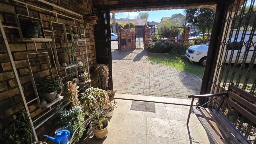 6 Bedroom Property for Sale in Winchester Hills Gauteng