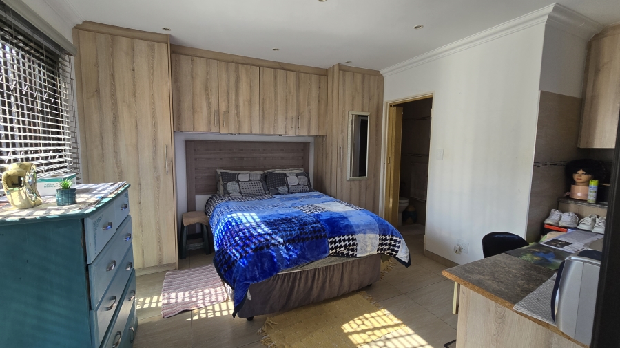 6 Bedroom Property for Sale in Winchester Hills Gauteng