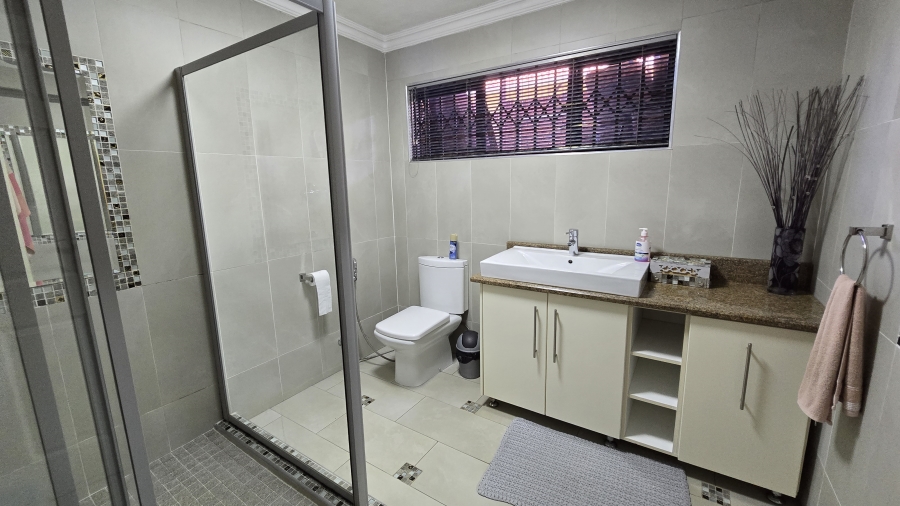 6 Bedroom Property for Sale in Winchester Hills Gauteng