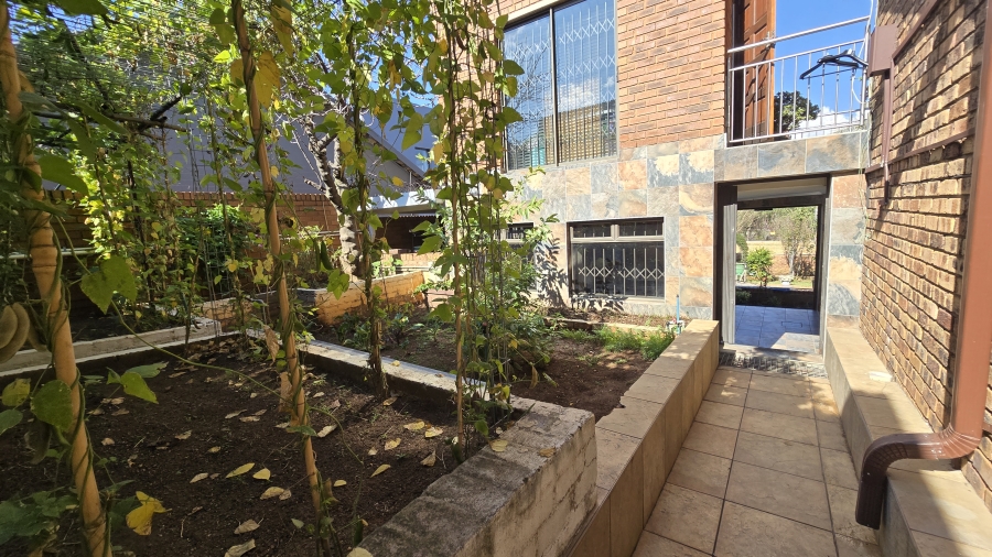 6 Bedroom Property for Sale in Winchester Hills Gauteng