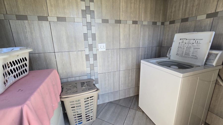 6 Bedroom Property for Sale in Winchester Hills Gauteng