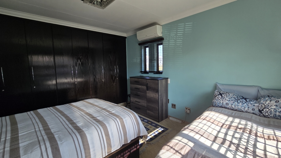 6 Bedroom Property for Sale in Winchester Hills Gauteng
