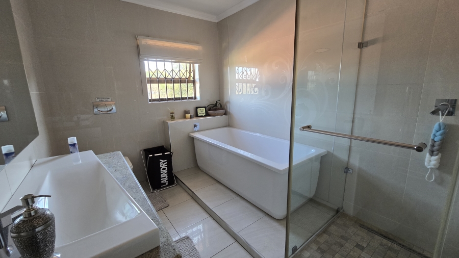 6 Bedroom Property for Sale in Winchester Hills Gauteng
