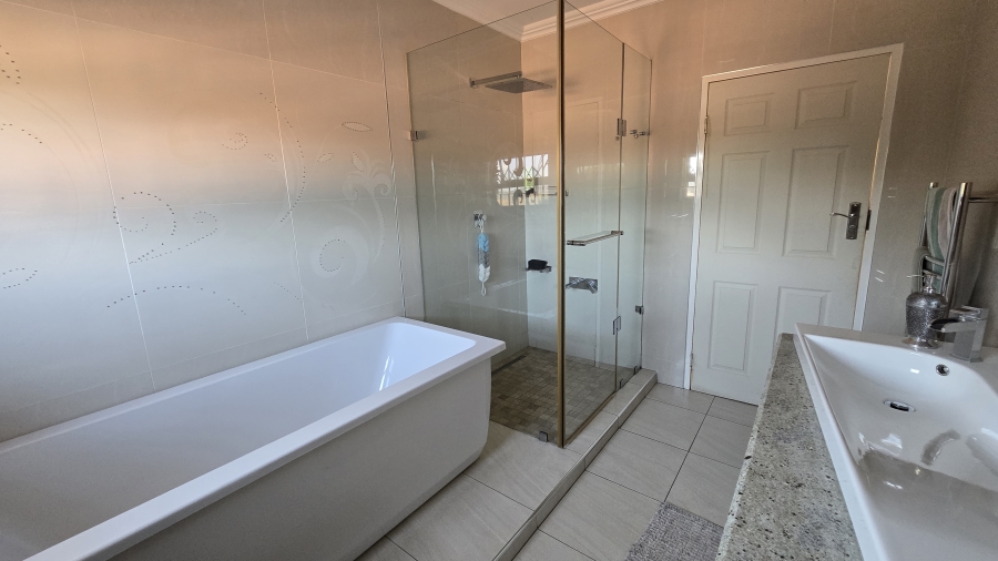 6 Bedroom Property for Sale in Winchester Hills Gauteng