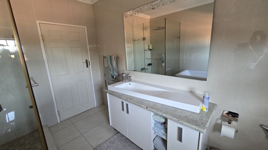 6 Bedroom Property for Sale in Winchester Hills Gauteng
