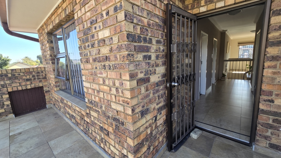 6 Bedroom Property for Sale in Winchester Hills Gauteng