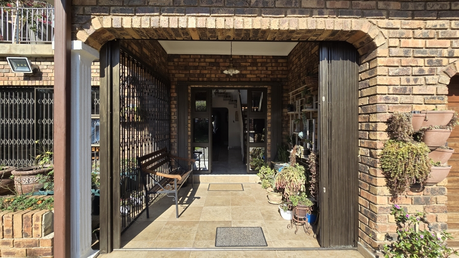 6 Bedroom Property for Sale in Winchester Hills Gauteng