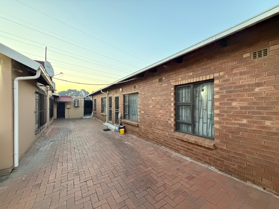 8 Bedroom Property for Sale in Moffat View Gauteng