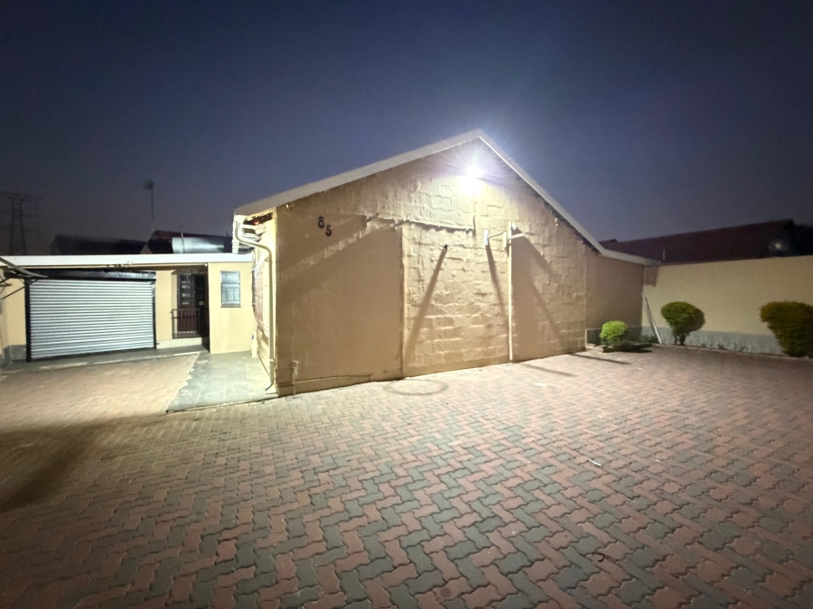 8 Bedroom Property for Sale in Moffat View Gauteng