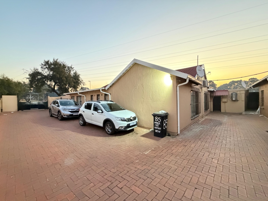 8 Bedroom Property for Sale in Moffat View Gauteng