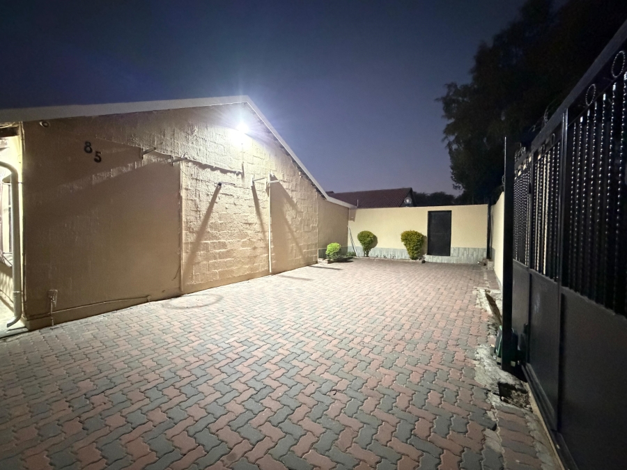 8 Bedroom Property for Sale in Moffat View Gauteng