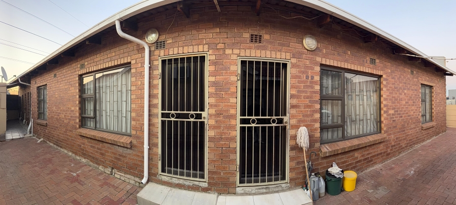 8 Bedroom Property for Sale in Moffat View Gauteng