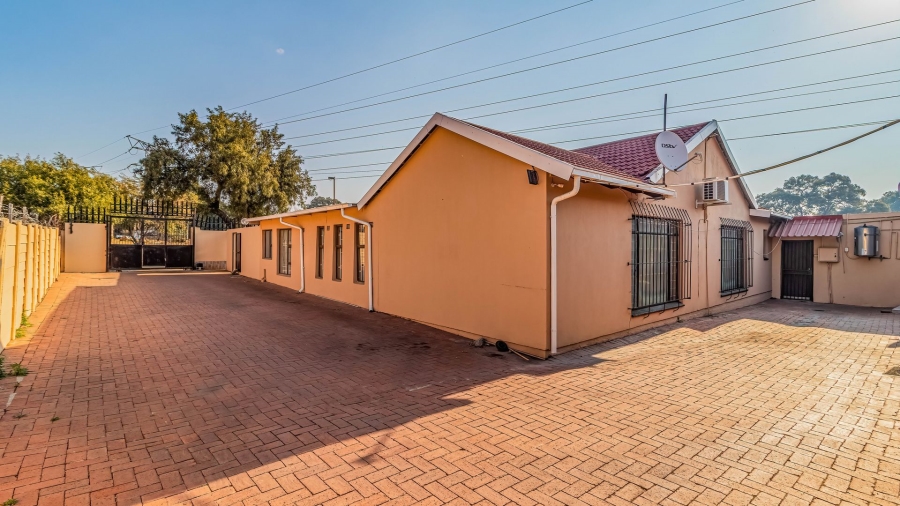 8 Bedroom Property for Sale in Moffat View Gauteng