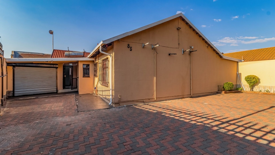 8 Bedroom Property for Sale in Moffat View Gauteng