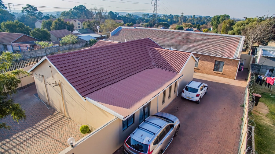8 Bedroom Property for Sale in Moffat View Gauteng