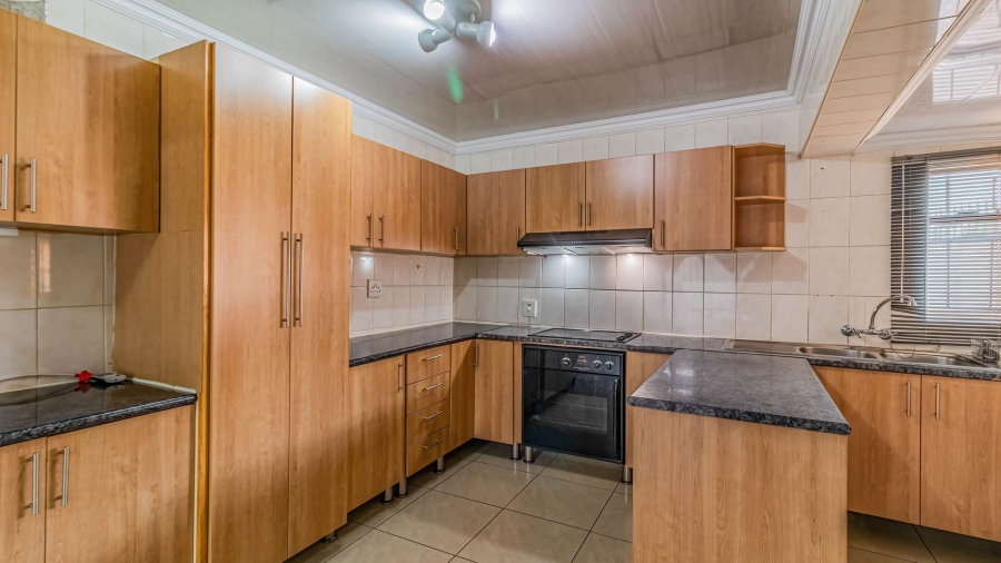 8 Bedroom Property for Sale in Moffat View Gauteng