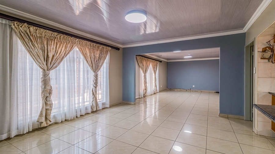 8 Bedroom Property for Sale in Moffat View Gauteng