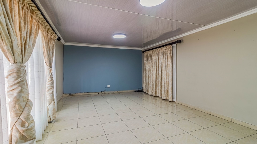 8 Bedroom Property for Sale in Moffat View Gauteng