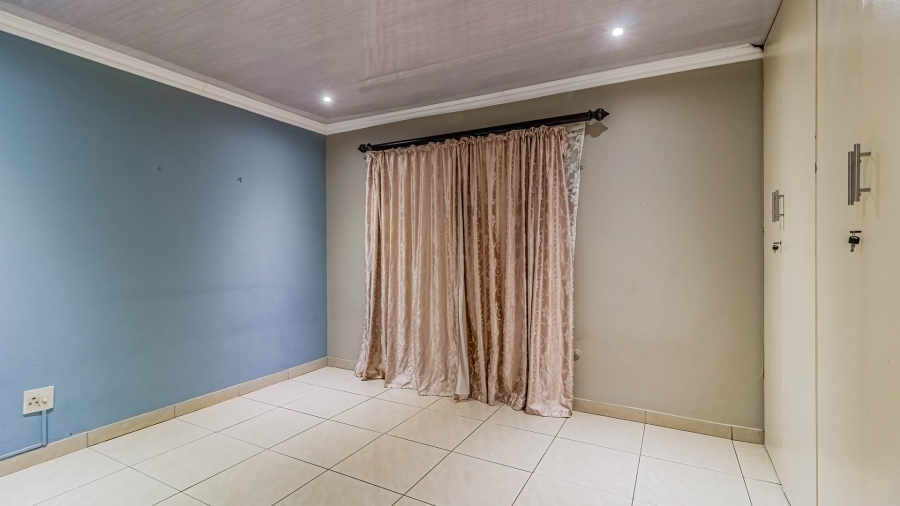 8 Bedroom Property for Sale in Moffat View Gauteng
