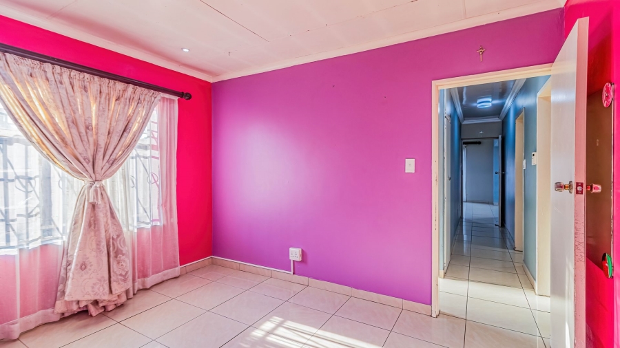 8 Bedroom Property for Sale in Moffat View Gauteng