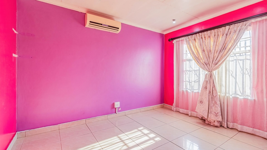8 Bedroom Property for Sale in Moffat View Gauteng