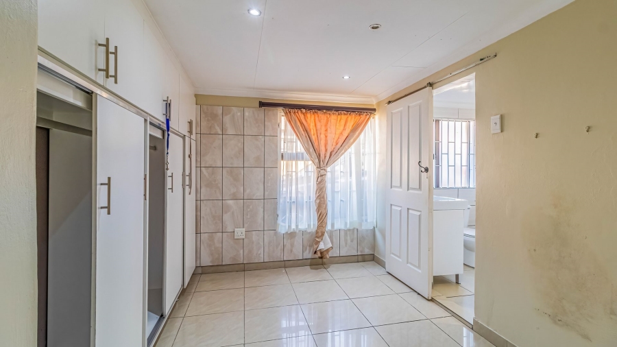 8 Bedroom Property for Sale in Moffat View Gauteng