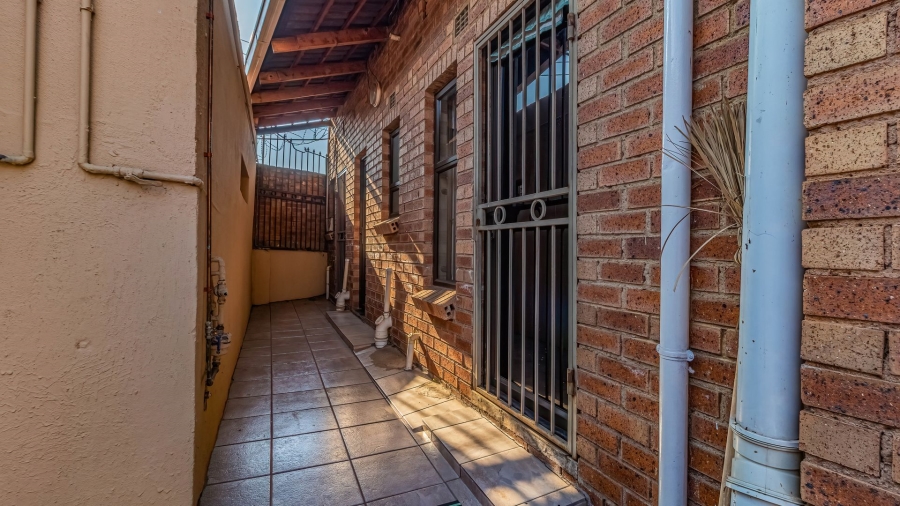 8 Bedroom Property for Sale in Moffat View Gauteng