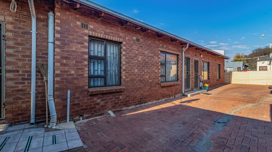 8 Bedroom Property for Sale in Moffat View Gauteng