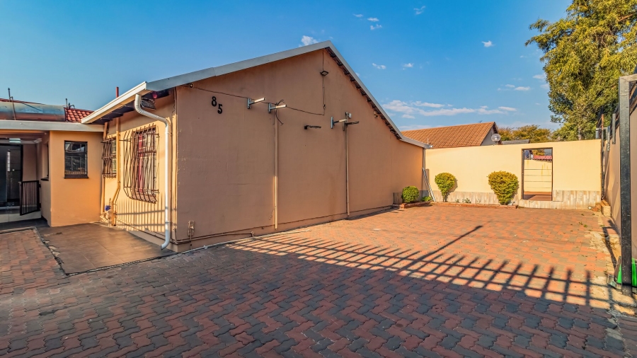 8 Bedroom Property for Sale in Moffat View Gauteng