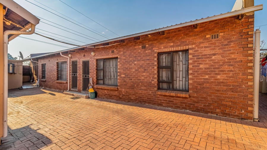 8 Bedroom Property for Sale in Moffat View Gauteng