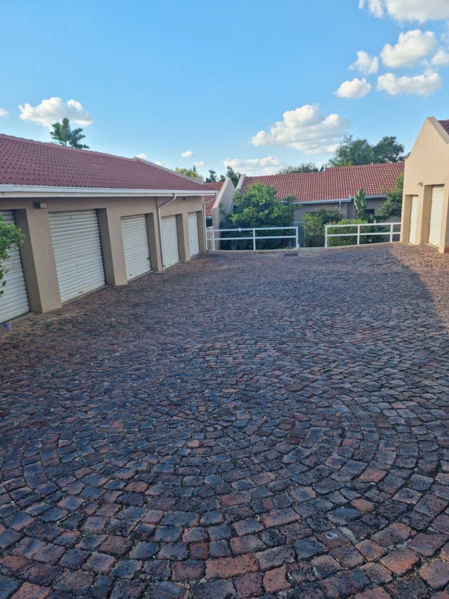 To Let 2 Bedroom Property for Rent in Douglasdale Gauteng