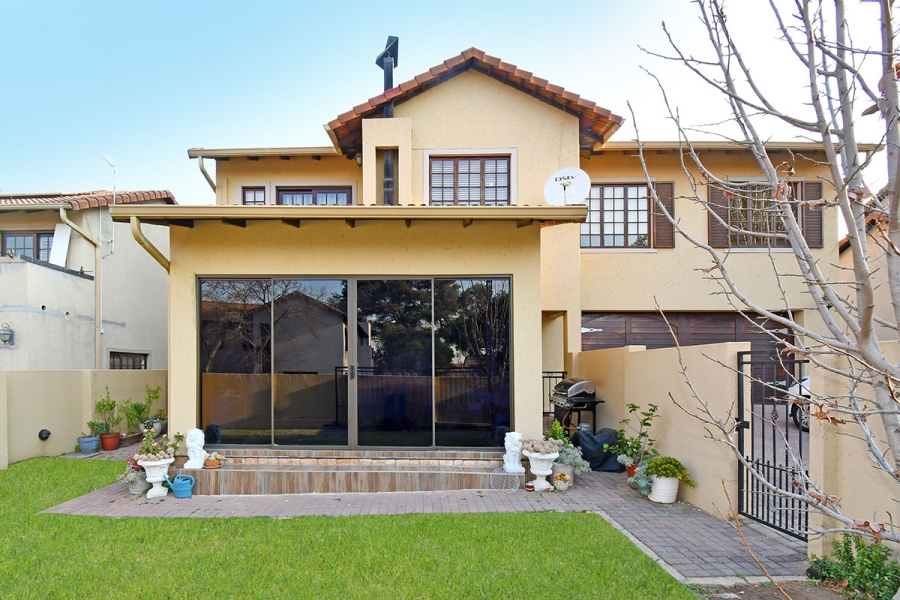 4 Bedroom Property for Sale in Broadacres Gauteng