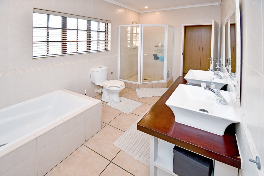 4 Bedroom Property for Sale in Broadacres Gauteng