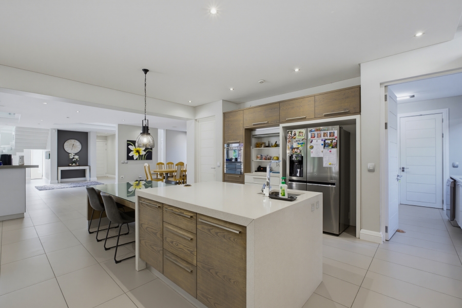 4 Bedroom Property for Sale in Senderwood Gauteng