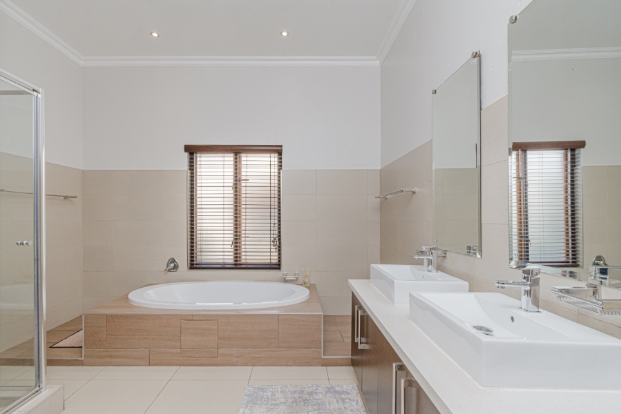 3 Bedroom Property for Sale in Broadacres Gauteng