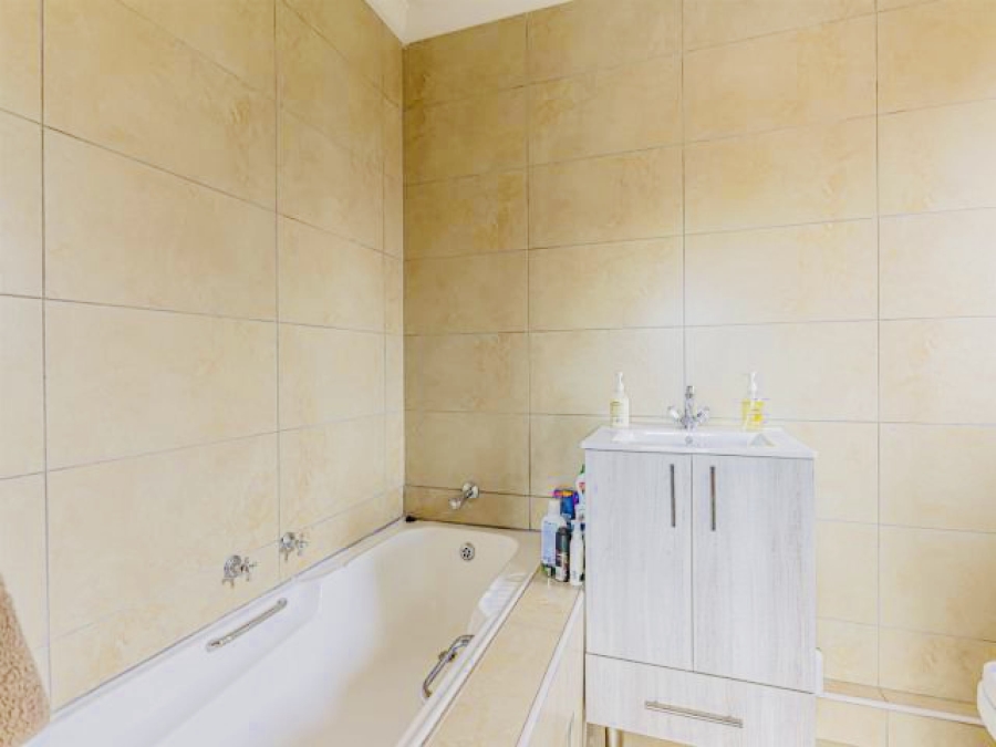 2 Bedroom Property for Sale in Lonehill Gauteng