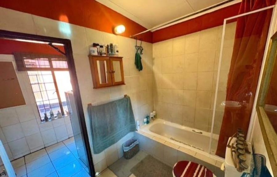 To Let 1 Bedroom Property for Rent in Fontainebleau Gauteng