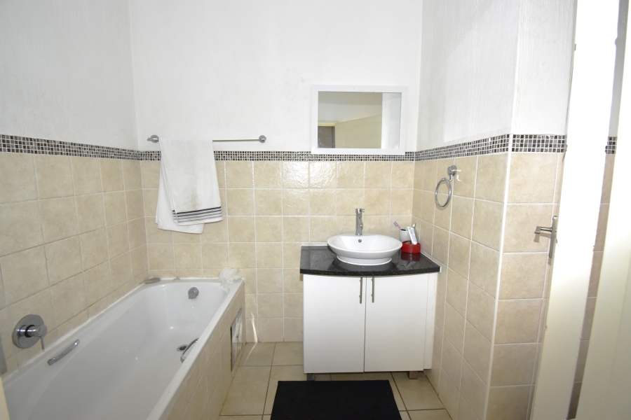 To Let 2 Bedroom Property for Rent in Rosebank Gauteng