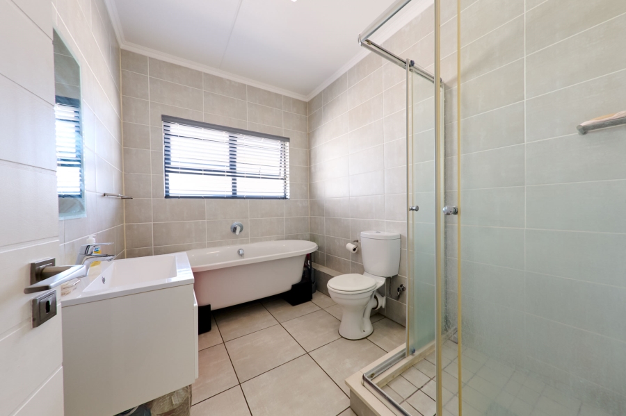 3 Bedroom Property for Sale in Crowthorne AH Gauteng