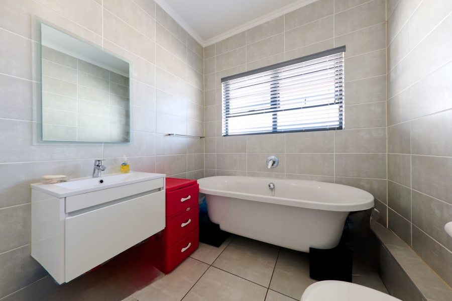 3 Bedroom Property for Sale in Crowthorne AH Gauteng
