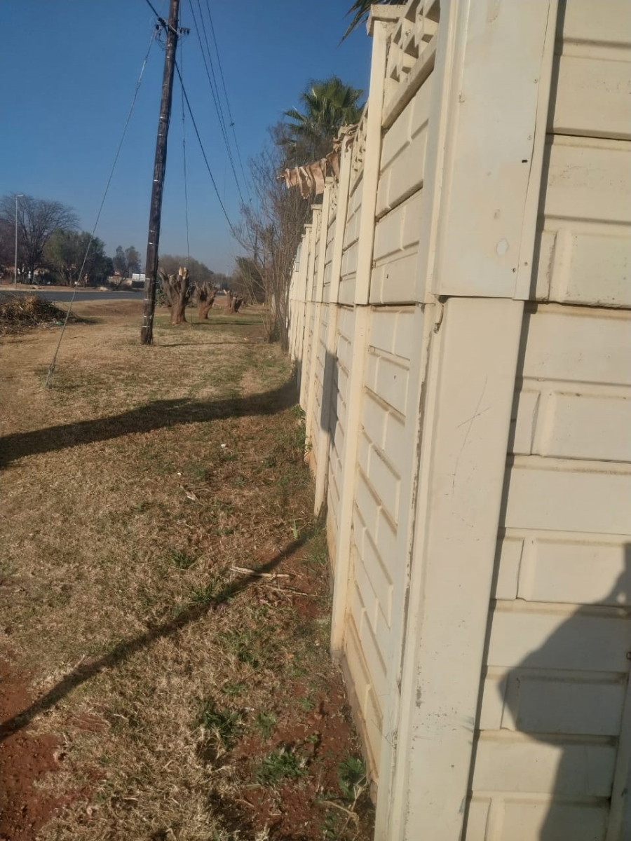 8 Bedroom Property for Sale in Daleside Gauteng