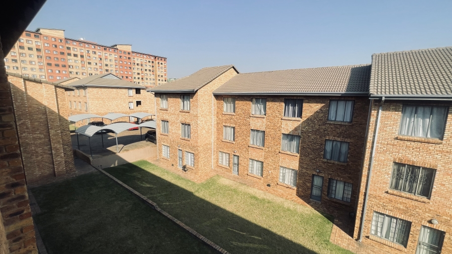 1 Bedroom Property for Sale in Grand Central Gauteng