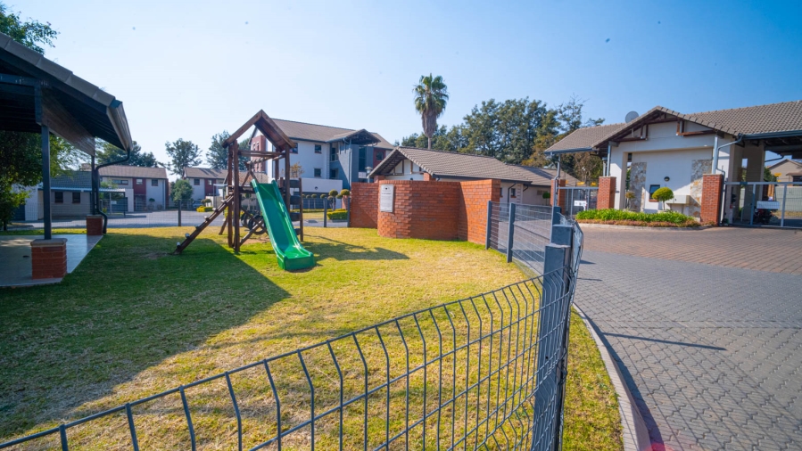 2 Bedroom Property for Sale in Crowthorne AH Gauteng