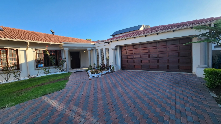 To Let 5 Bedroom Property for Rent in Greenstone Hill Gauteng