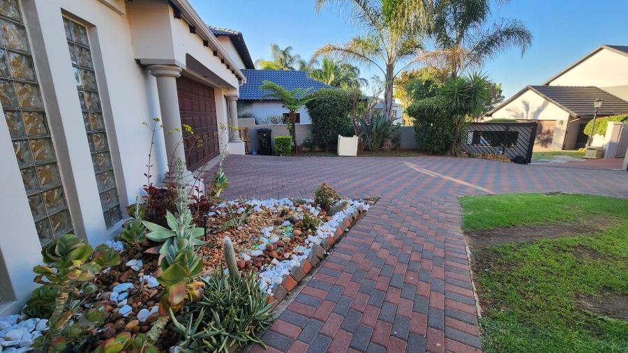 To Let 5 Bedroom Property for Rent in Greenstone Hill Gauteng