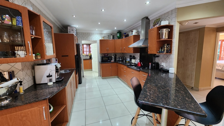 To Let 5 Bedroom Property for Rent in Greenstone Hill Gauteng
