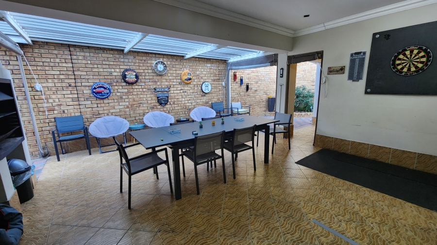 To Let 5 Bedroom Property for Rent in Greenstone Hill Gauteng