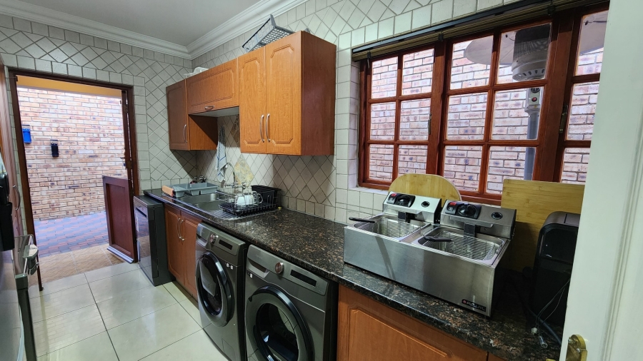 To Let 5 Bedroom Property for Rent in Greenstone Hill Gauteng
